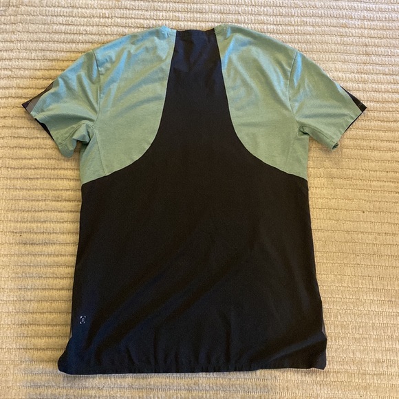 Men’s Lululemon lightweight shirt w reflective detailing - Picture 3 of 5